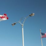 Niagarafälle: auf der Rainbow Bridge zwischen Kanada und den USA